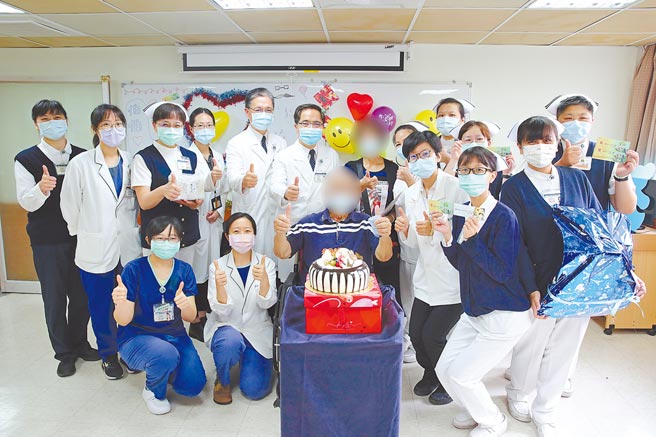 陈翁在6月初染疫，歷经2个月的治疗，终于成功对抗病毒，昨天顺利出院。（花莲慈济医院提供／罗亦晽花莲传真）