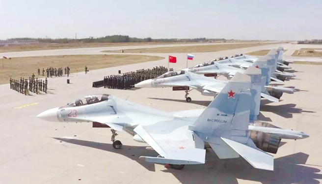 中国与俄罗斯将于8月9日至13日共同举行「西部·联合-2021」演习，演习地点位于寧夏回族自治区青铜峡合同战术训练基地。图为7月31日上午俄军5架苏-30战机整齐列队。（摘自央视）