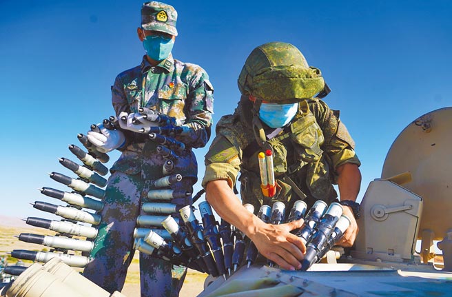 8月5日，参加「西部·联合-2021」演习的俄方参演官兵在中方教练员协助下进行实弹射击前的准备。（新华社）