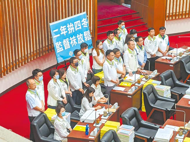 對於國民黨團5日批評高巿府路塌、樹倒、水不通，高雄巿議會民進黨團呼籲國民黨不要放大、唱衰。（本報資料照片）