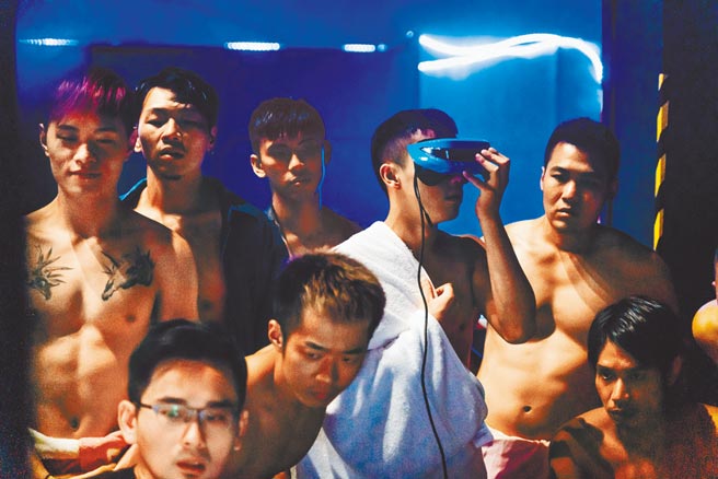 《霧中》以三溫暖中煙霧繚繞的蒸氣室的同志情慾為主題，左下為導演周東彥。（高雄市電影館提供）