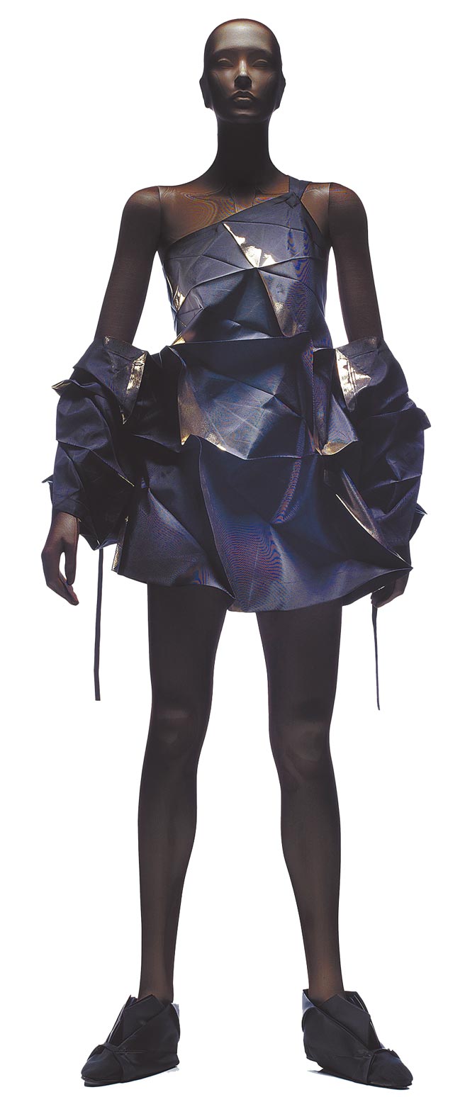 每個線條與顏色在不同身形下會有不同延展，讓每個人穿起132 5.都有如獨家限定商品。（君梵提供）