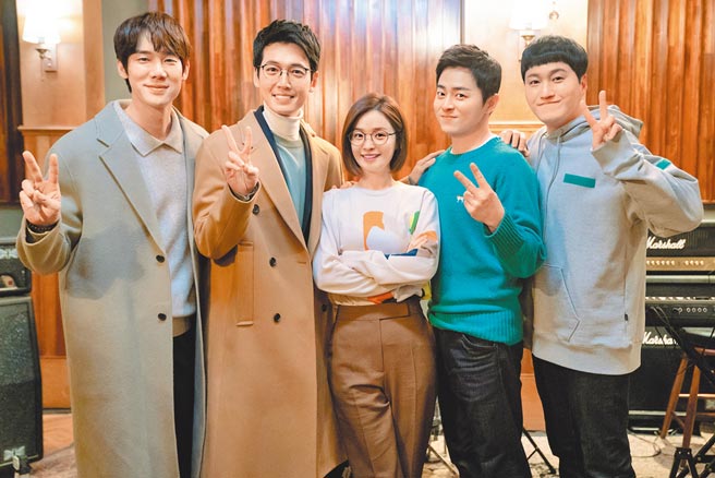 《机智医生生活2》描述5位同期医生在同家医院发生的日常大小事，（左起）柳演锡、郑敬淏、田美都、曹政奭、金大明主演。（Netflix提供）