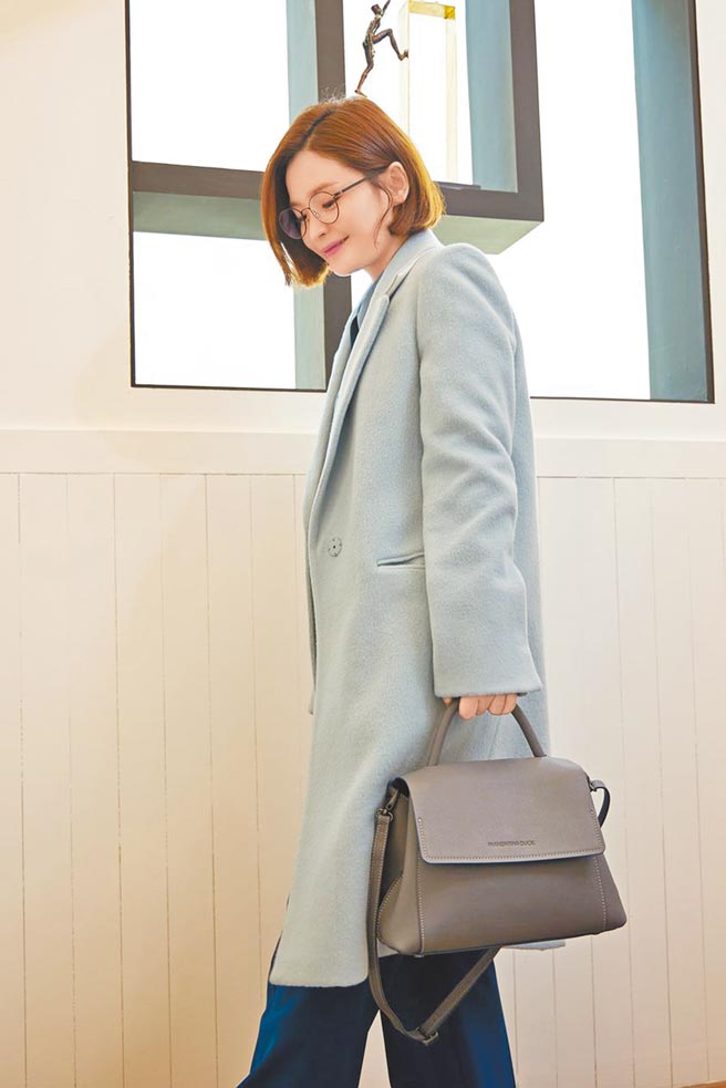 田美都于剧中经常使用Mandarina Duck Fiola系列包款。（摘自Mandarina Duck脸书）