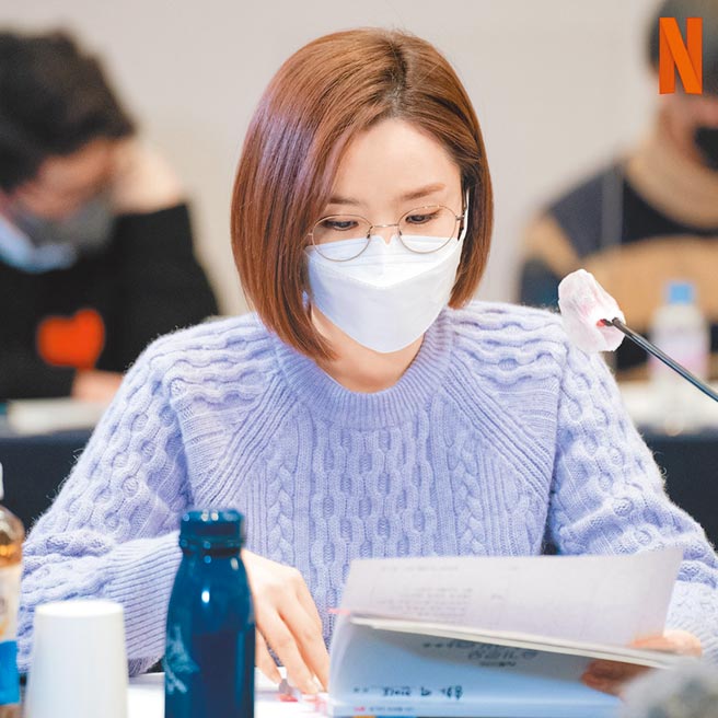 田美都以韩牌ahwe出席读本会，经常着紫色系、编织造型的服装现身。（摘自IG）