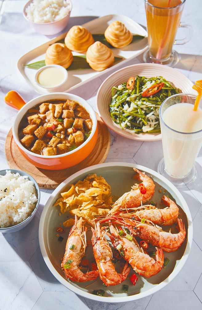 京站百貨獨家活蝦品牌HeyAhh推出每桌任點一道活蝦料理，即贈胡椒HeyAhh券。（京站提供）