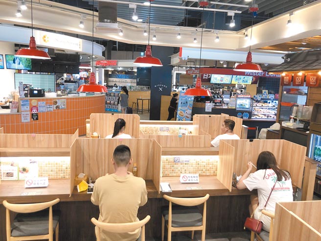 Global Mall自雙北開放內用後，全台7店落實內用十大防疫措施，包括入席用餐人潮管制，採梅花座、裝設防疫隔板，並加大間隔等。（Global Mall提供）