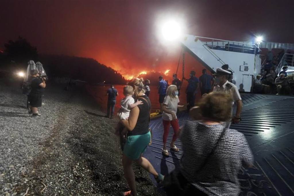 希腊东部的尤比亚岛（Evia）山林大火肆虐，许多村民6日搭乘渡轮紧急撤离。（美联社）(photo:ChinaTimes)