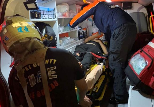 官田南171線台南藝術大學附近晚間10點發生轎車自撞路樹事件，其中1人傷勢較重，送醫後逐漸恢復意識。(讀者提供／劉秀芬台南傳真)