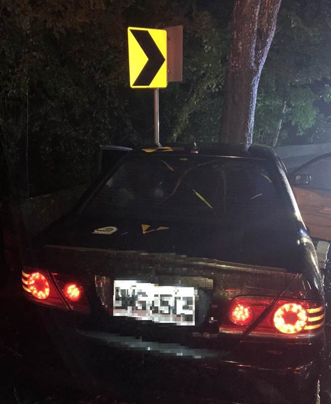 台南市官田區南171線台南藝術大學附近6日晚間10點發生轎車自撞路樹事件。(讀者提供／劉秀芬台南傳真)