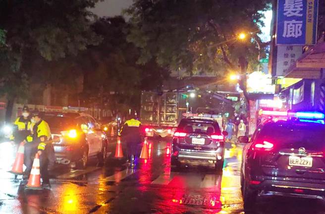 第四分局大墩派出所晚间8点多获报，立马赶赴现场，以人力疏导交通车流。（民眾提供）