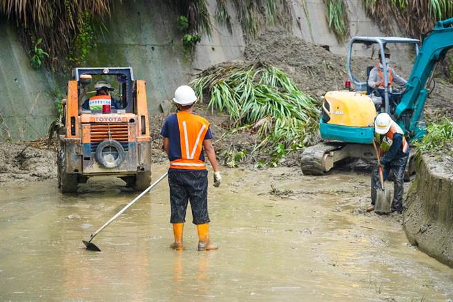 受到颱風及西南氣流接連來襲，造成台中傳出路樹倒塌、道路坑洞、積淹水等災情。（台中市政府提供）