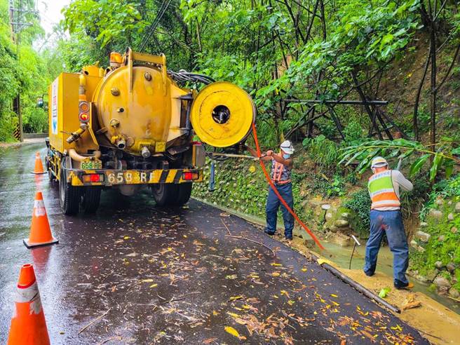 受到颱風及西南氣流接連來襲，造成台中傳出路樹倒塌、道路坑洞、積淹水等災情。（台中市政府提供）