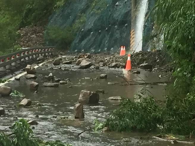 高雄遭受雨炸弹侵袭，桃源地区胜境桥附近至桃源一桥，因发生落石，无法通行。（翻摄自桃源区部落族群Line群组／石秀华高雄传真）