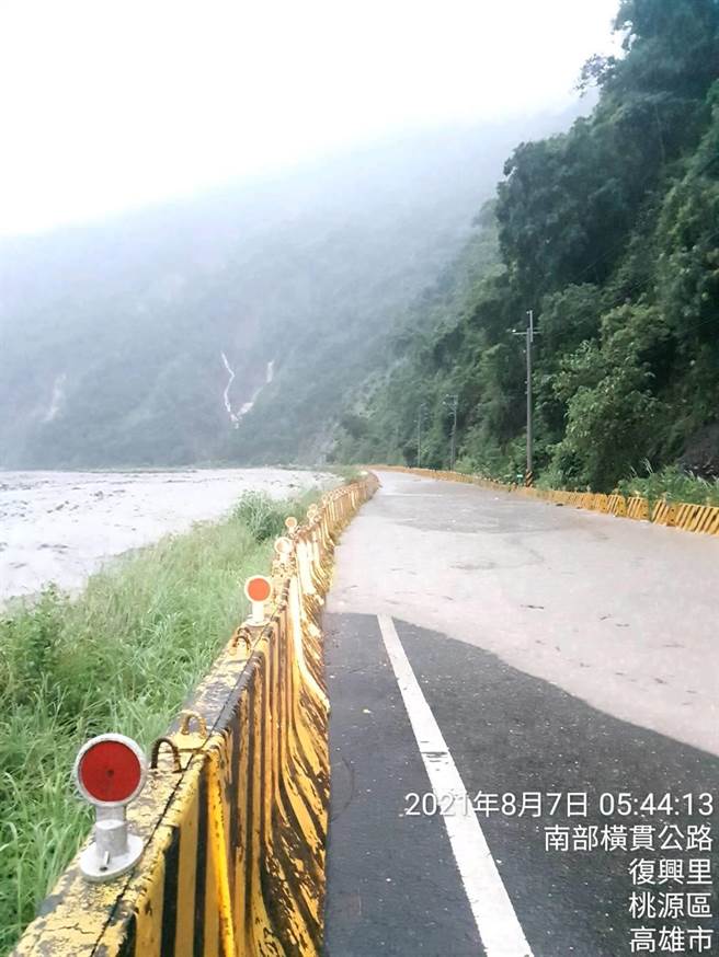 荖浓溪96公里处，泥水漫淹至道路，无法通行。（翻摄自桃源区部落族群Line群组／石秀华高雄传真）