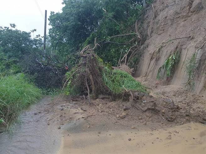 台中市明正里明泰產業道路土石滑落，阻斷雙向交通。（盧永基提供／王文吉台中傳真）