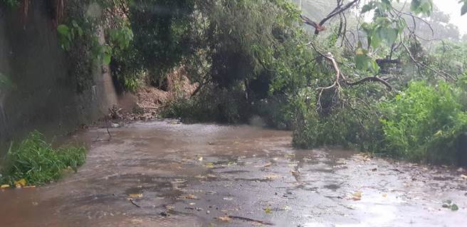 台中市明正里明泰產業道路土石滑落，阻斷雙向交通。（盧永基提供／王文吉台中傳真）