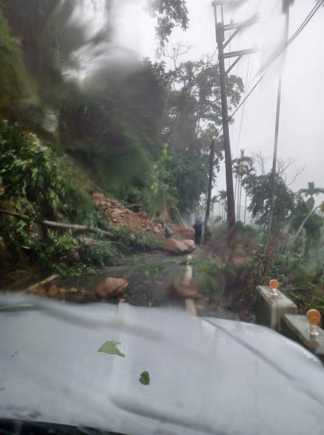 東坑路石麻巷土石掉落，目前無法通行。（摘自臉書《台中小鎮-東勢山城大小事》）