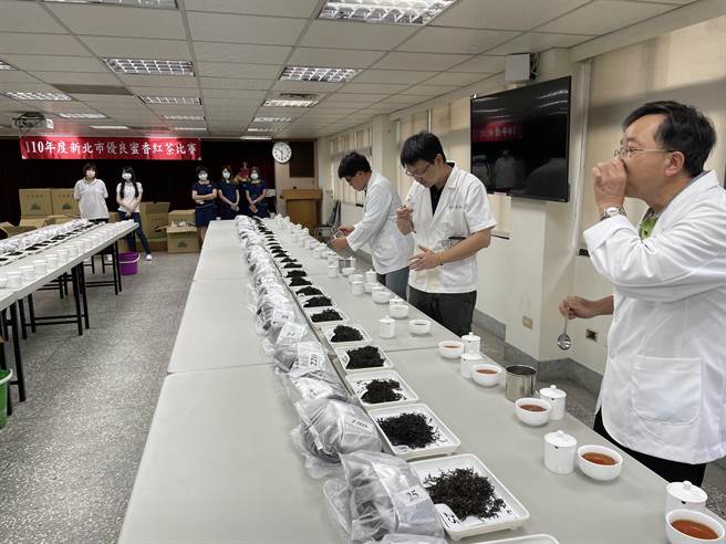 三峡农会昨评出新北市蜜香红茶得奖名单，今年有270点参赛，茶叶状况普遍良好，滋味浓郁，完整呈现蜜香、花果香，整体茶品质皆提升。（三峡农会提供）