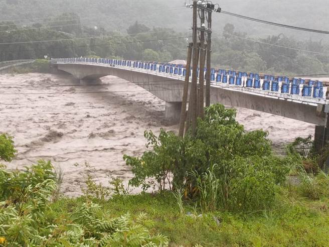 六龜民生大橋下的水位持續上漲。（翻攝照片／林瑞益高雄傳真）