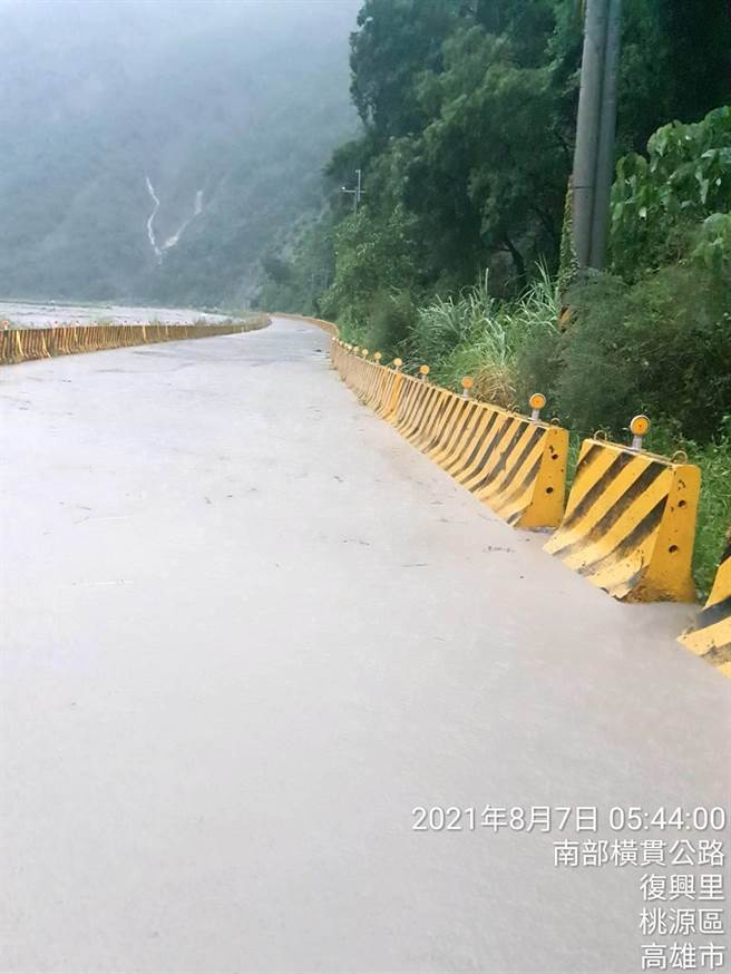 豪雨造成桃源區復興里的道路變成泥流。（翻攝照片／林瑞益高雄傳真）