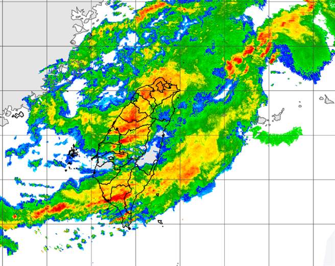 热带性低气压今天上午在竹苗一带登陆，全台豪雨持续。（中央气象局提供）