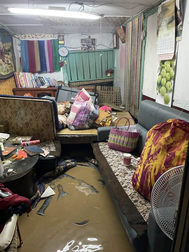 南投縣信義鄉東埔溫泉附近土石坍方，土石沖進民宅波及3戶。（民眾提供／陳淑芬南投傳真）