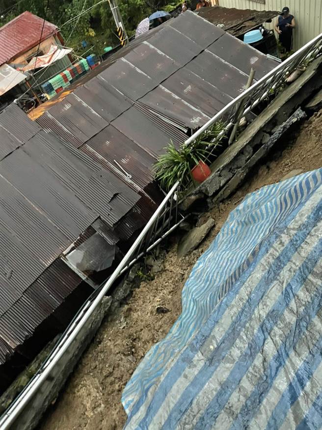 南投縣信義鄉東埔溫泉附近土石坍方，土石沖進民宅波及3戶。（民眾提供／陳淑芬南投傳真）