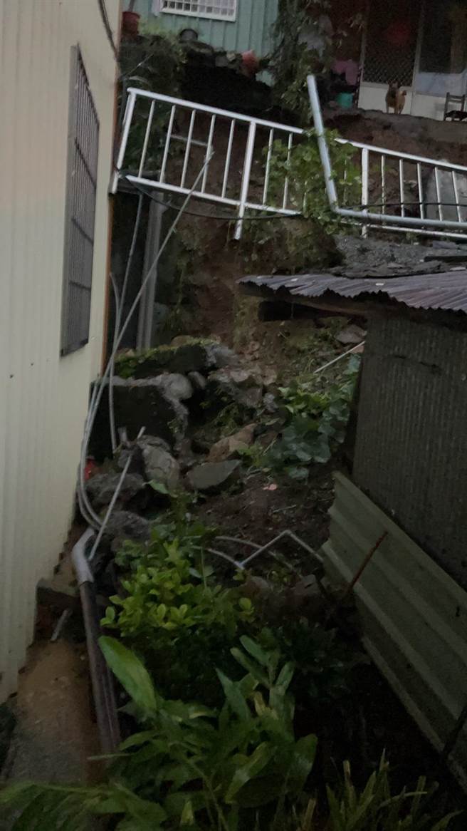 南投縣信義鄉東埔溫泉附近土石坍方，土石沖進民宅波及3戶。（民眾提供／陳淑芬南投傳真）