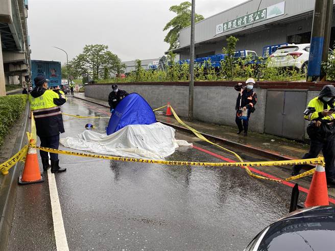 新北五股2機車騎士擦撞　後方聯結車煞車不及輾死1機車騎士（翻攝照片／戴上容新北傳真）