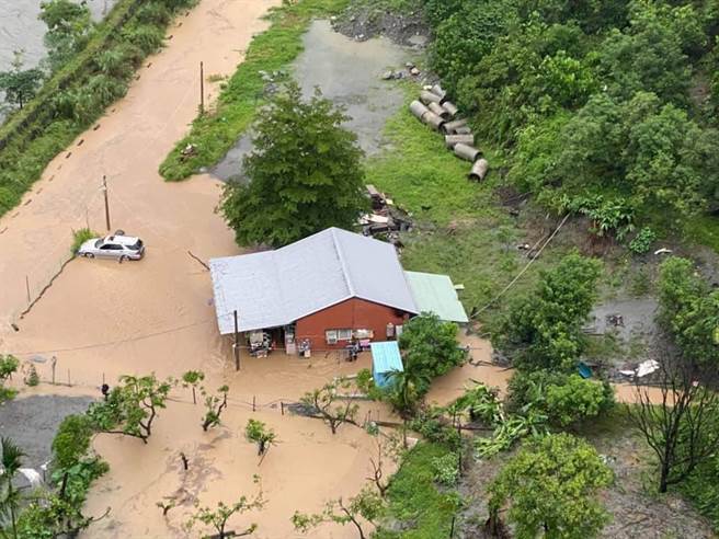 熱帶梯壓家西南氣流影響，高雄市茂林區往情人谷的道路因為濁口溪水暴漲，導致路面大面積淹水。（翻攝照片／林瑞益高雄傳真）