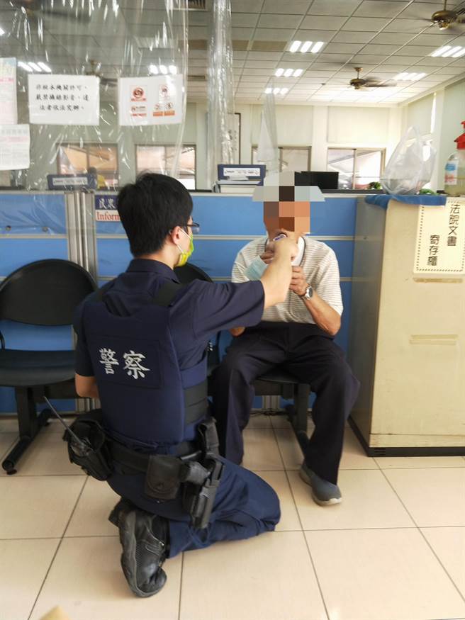 林志丞担心老翁久未饮水，主动低身高跪姿递上茶水供老翁解渴。(民眾提供)