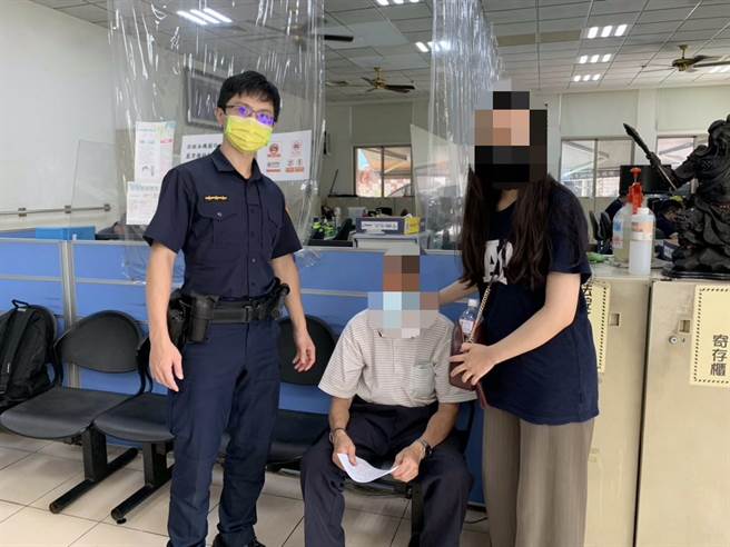 家属至派出所到此景，大讚其中警员林志丞不仅人长得帅，又有爱心。(民眾提供)