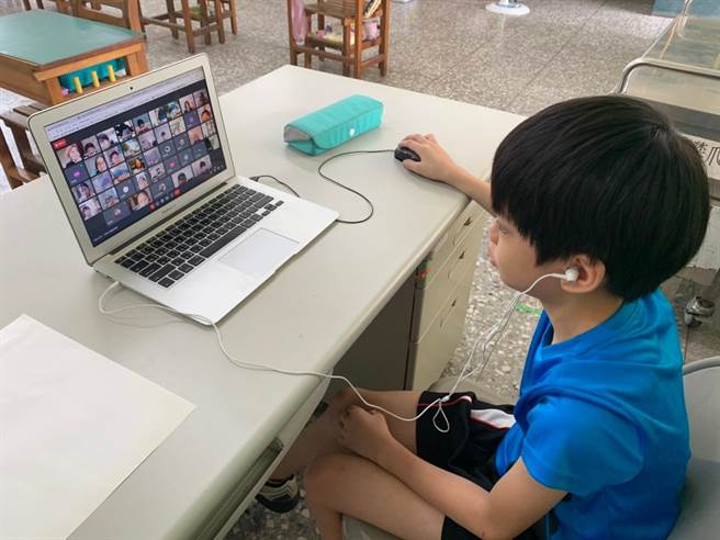 台中市教育局首度开办线上暑期营队，吸引500多名学童报名，最后录取200名国小四至六年级学生。（台中市教育局提供／王文吉台中传真）
