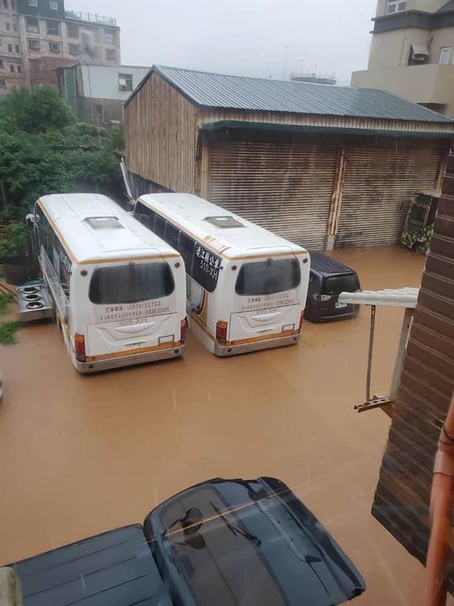 馬祖災情慘重，就連公車的輪胎被泥水淹沒。（記者爆料網提供）