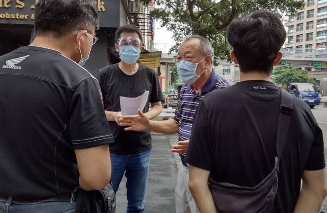 费鸿泰为更了解民眾需求，及在疫苗上应该注意的相关议题，提出问卷想听取民眾的意见。（费鸿泰办公室提供）