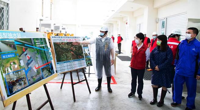 台中市長盧秀燕在水利局長范世億等人陪同下，前往烏日五張犁抽水站關心水情，並聽取大里溪河水上漲等簡報。（陳世宗攝）