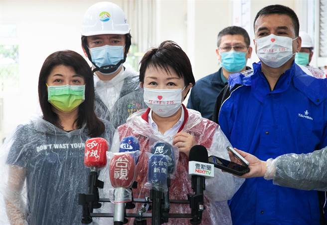 盧秀燕指出，因應今明兩日大雨，水利局調動移動式抽水機、沙包、防汛隔板緊急因應。（陳世宗攝）