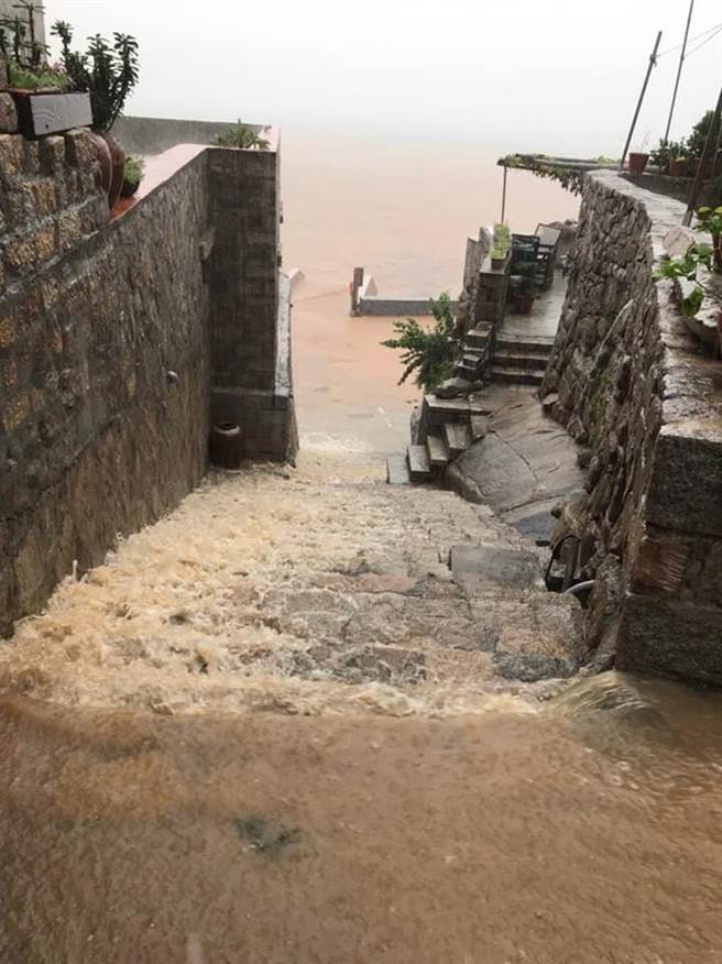 馬祖降下爆量大雨，原本漂亮的閩東建築全被泥巴水覆蓋，圖片可見湍急的泥水持續向下流。（記者爆料網提供）