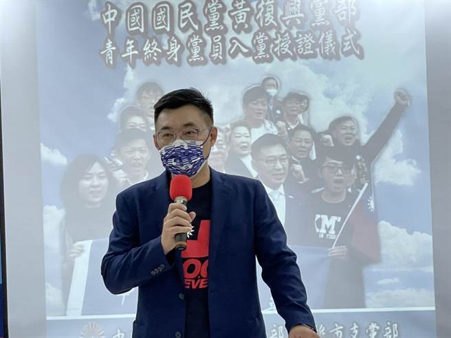 將要爭取連任的國民黨主席江啟臣7日不畏風雨，南下高雄市黨部參加黃國山青年終身黨員入黨宣誓、授證儀式。（洪浩軒攝）