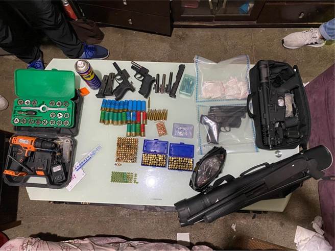 警方查获黑市价格150万元的3把枪械。（警方提供）
