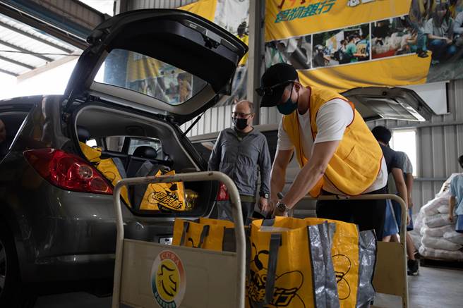 民眾可至超商機台認捐「1919救助套餐」，讓1919志工能把套餐放入食物包中，並親送到府，讓許多像阿坤的家庭能三餐不斷炊。（基督教救助協會提供／林良齊台北傳真）