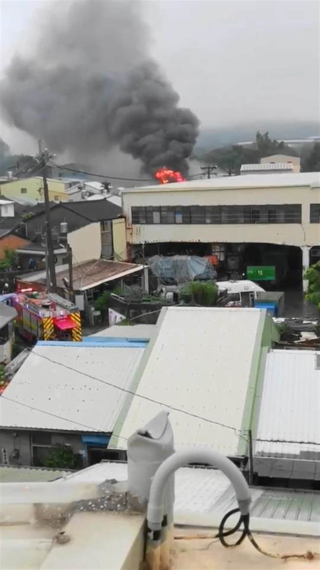 东奥柔道银牌杨勇纬老家巷弄发生火警，浓烟火舌窜天，消防水车一度卡在巷口难以进入。（民眾提供／王文吉台中传真）