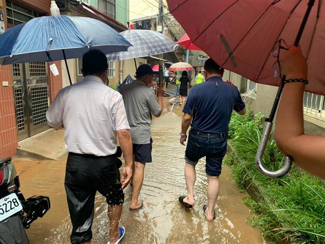 顏宽恒收到民眾陈情。(取自顏宽恒脸书)