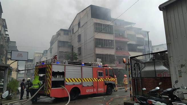台中市向上南路一段及中美街口，今天上午11时许发生5楼住宅火警，警消等火速前往抢救。（翻摄记者爆料网）