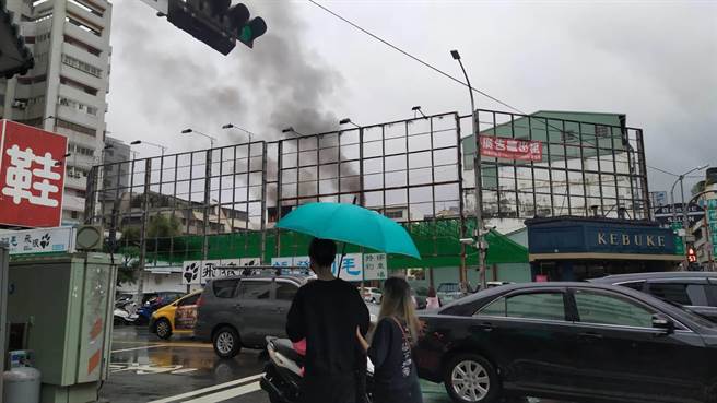 民眾从远处就能目睹浓烟。（翻摄记者爆料网）