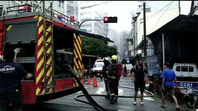 台中市消防局出动第7大队及5个分队，共出动16辆消防车及57名警消前往抢救。（翻摄记者爆料网）