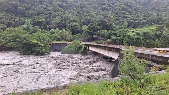 大雨不斷台東溪水暴漲，台東縣金峰鄉已預防性封橋，太麻里鄉也先撤離住戶暫時安置至避難所。（台東縣警局提供／蔡旻妤台東傳真）