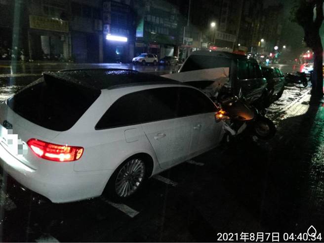 有民眾冒著狂風暴雨駕駛白色奧迪外出，行經建國一路與福德二路口時，一路擦撞停在路邊的5輛汽車及1輛機車，肇事駕駛還棄車逃逸。（翻攝畫面／洪浩軒高雄傳真）