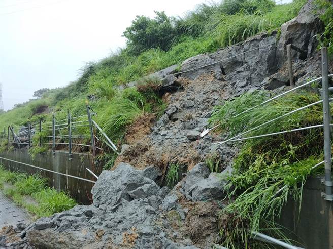 高鐵苗栗段邊坡坍方，幸事先預警機制發揮作用，列車及乘客均平安。（讀者提供）